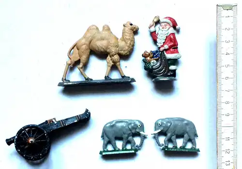Fünf Teile Metallspielzeug, wohl 19. Jahrhundert, 2 Elefanten, Kamel, Kanone