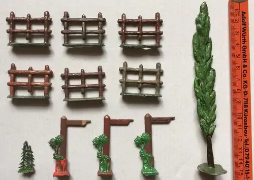 11 Teile Metallspielzeug, 6 Zäune, 2 Bäume, 3 Wegweiser