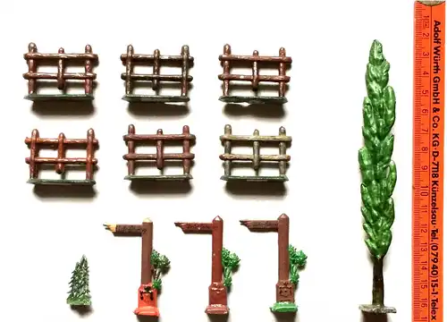 11 Teile Metallspielzeug, 6 Zäune, 2 Bäume, 3 Wegweiser