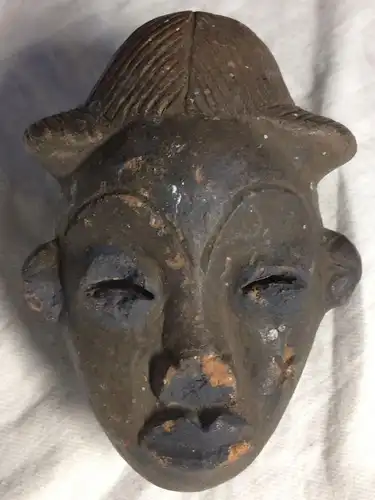 Maske aus dunklem Ton, wohl aus Afrika