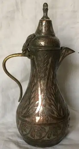 Kleine Kanne mit Deckel aus Metall, kein Silber, wohl arabisch/orientalisch