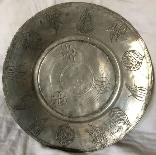 Breitrandiger Teller aus Metall, kein Silber, wohl arabisch/orientalisch