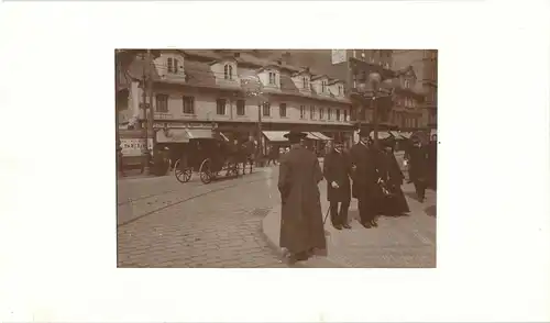 Original-Photographie Straßenszene mit Pferdekutsche, ca. 1900, im Passepartout