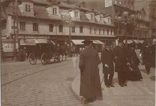 Original-Photographie Straßenszene mit Pferdekutsche, ca. 1900, im Passepartout