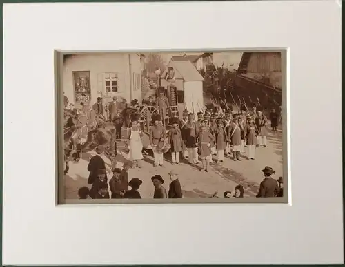 Original-Photographie Faschingsumzug in Schwabmünchen, ca. 1880, im Passepartout