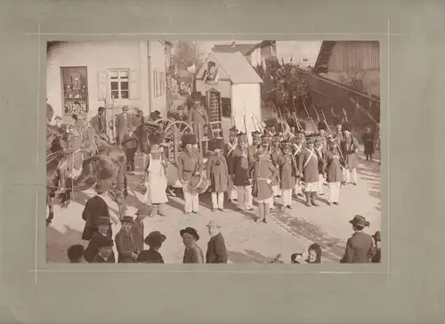 Original-Photographie Faschingsumzug in Schwabmünchen, ca. 1880, im Passepartout