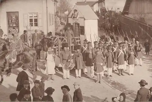 Original-Photographie Faschingsumzug in Schwabmünchen, ca. 1880, im Passepartout