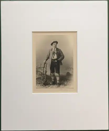 Original-Photographie Junger Mann in bayer. Tracht, ca. 1900, im Passepartout