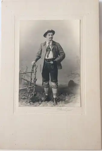 Original-Photographie Junger Mann in bayer. Tracht, ca. 1900, im Passepartout