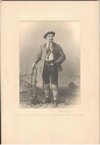 Original-Photographie Junger Mann in bayer. Tracht, ca. 1900, im Passepartout