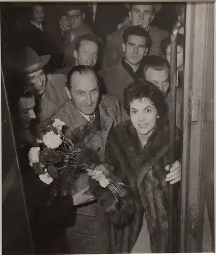 Original-Pressephoto Gina Lollobrigida + Ernst Henne vor Hotel Alpenhof Garmisch