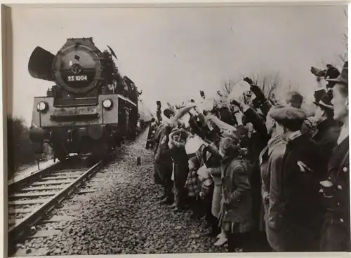 Original-Photographie Interzonenzug Grenzübergang Lübeck-Herrnburg 20.3.1960