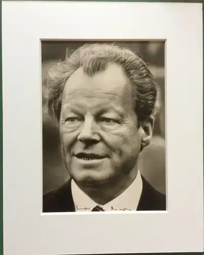 Original-Portrait-Photographie Willy Brandt im Passepartout, signiert