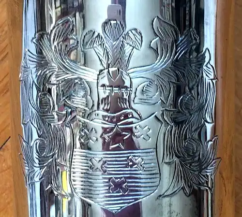Rundes versilbertes Gefäß mit Wappen, 17,5 cm hoch