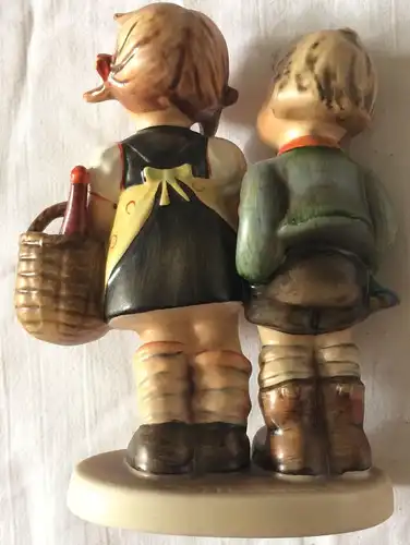 Zwei Kinder mit Korb - HUMMEL-Figur von Goebel – 2. Wahl