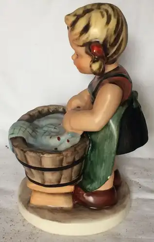 Mädchen beim Wäschewaschen - handbemalte Figur von Friedel