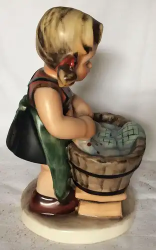 Mädchen beim Wäschewaschen - handbemalte Figur von Friedel
