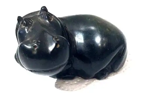 Kleines Nilpferd, aus Stein geschnitzt, Monogramm „JD“