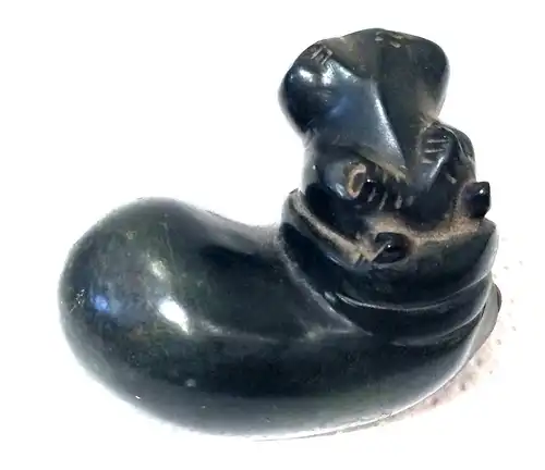 Kleines Nilpferd, aus Stein geschnitzt, Monogramm „JD“