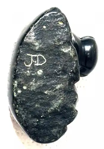 Kleines Nilpferd, aus Stein geschnitzt, Monogramm „JD“