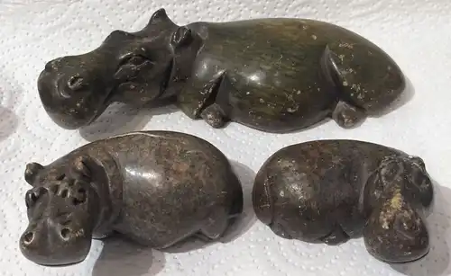 Drei kleine Nilpferde, aus Stein geschnitzt
