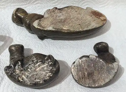 Drei kleine Nilpferde, aus Stein geschnitzt