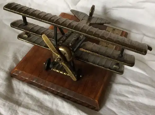 Flugzeugmodell „Fokker Dr. I“ aus Messing, auf Holz montiert