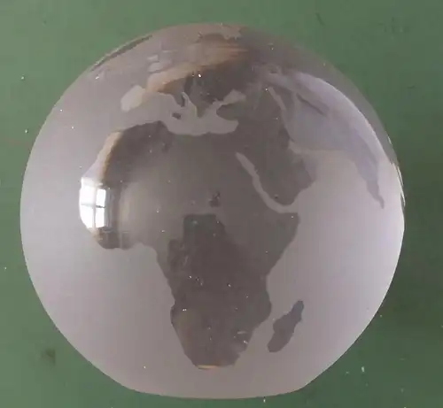 Paperweight aus Glas als Weltkugel, Durchmesser 7,2 cm
