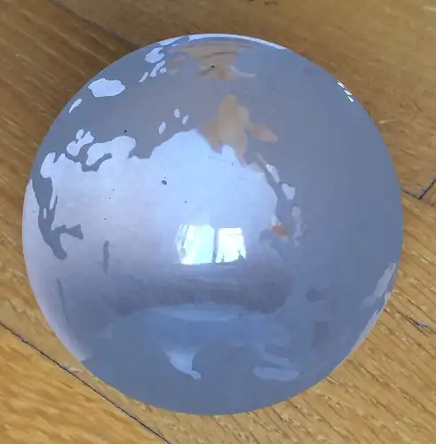 Paperweight aus Glas als Weltkugel, Durchmesser 7,2 cm