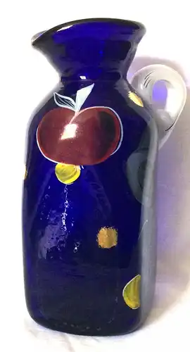 Viereckige Kanne ,dunkelblaues Glas mit weißem Griff,Eisch,Niederbayern