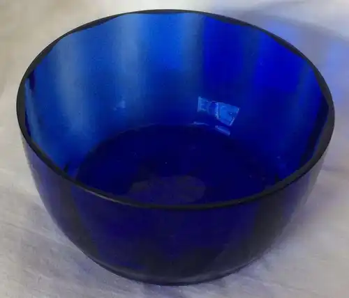 Kleine durchbrochene Schale aus Zinn mit Henkel und  blauen Glaseinsatz
