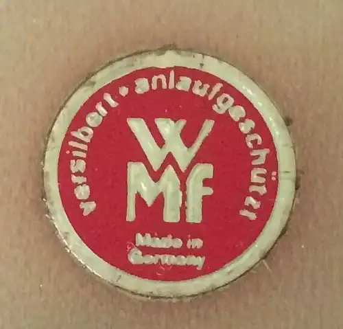 Runde versilberte Metallschale der Firma WMF auf drei kleinen Kugelfüßen