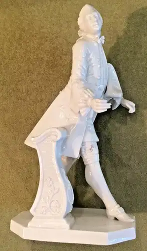 Figur aus weißem Porzellan Marke Nymphenburg, beschädigt