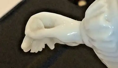 Figur aus weißem Porzellan Marke Nymphenburg, beschädigt