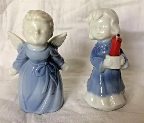 Zwei Engel aus weißem und hellblauem Porzellan, ohne Marke