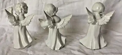 Drei musizierende Engel aus weißem Porzellan, ohne Marke