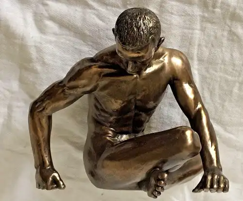 Skulptur „Hockender Athlet“ aus Kunststein