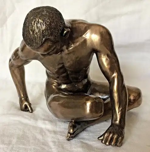 Skulptur „Hockender Athlet“ aus Kunststein