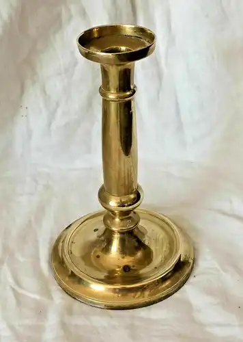 Alter Kerzenständer aus Messing, ca. 1850, 18,3 cm hoch, sehr gut erhalten