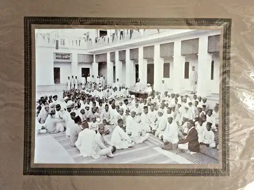 Photographie einer Dorfgemeinschaft in Indien in der Nähe von Ahmedabad, ca 1910