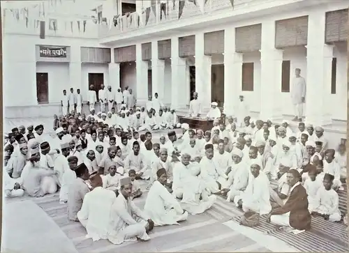 Photographie einer Dorfgemeinschaft in Indien in der Nähe von Ahmedabad, ca 1910