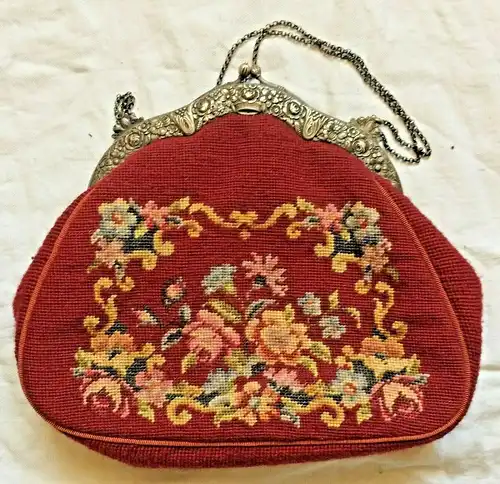 Alte Handtasche,um 1890, mit Petits-Pointstickerei,Bügel u. Kette 800er Silber