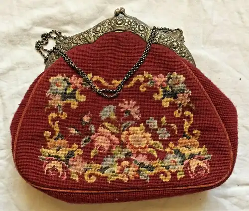 Alte Handtasche,um 1890, mit Petits-Pointstickerei,Bügel u. Kette 800er Silber