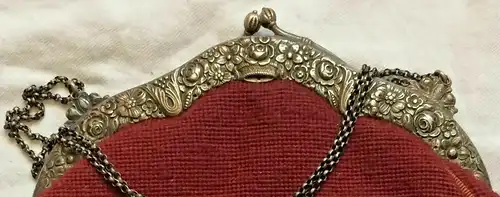 Alte Handtasche,um 1890, mit Petits-Pointstickerei,Bügel u. Kette 800er Silber