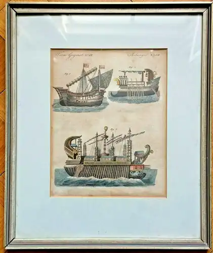 Altcolorierter Kupferstich mit drei historischen Schiffen, im Passepartout