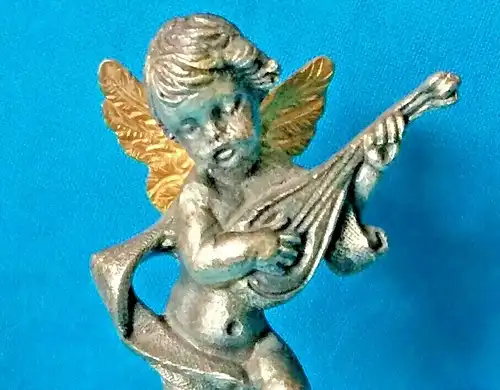 Geflügelter Putto mit Laute aus Zinn, 1960er Jahre, wohl Portugal