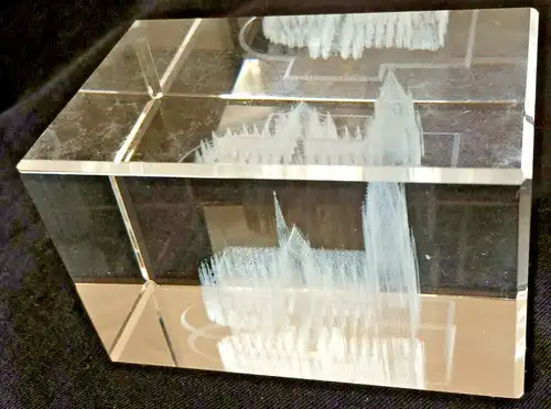 KÖLNER DOM in 3D-Darstellung erstellt durch Lasertechnologie in Glasquader