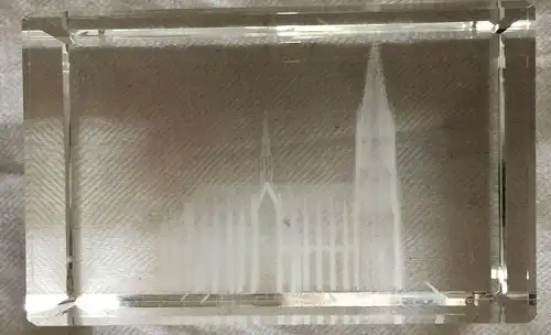 KÖLNER DOM in 3D-Darstellung erstellt durch Lasertechnologie in Glasquader