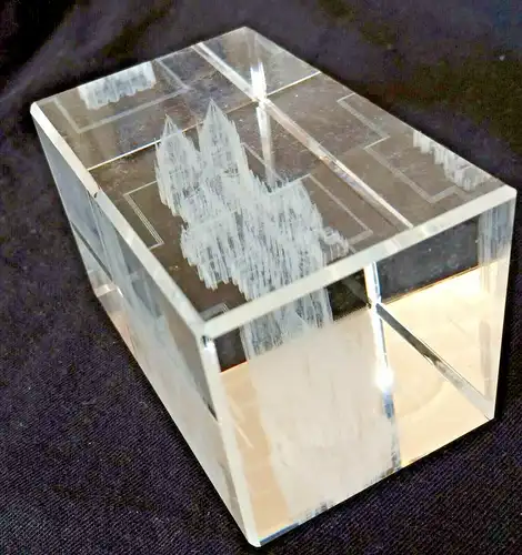 KÖLNER DOM in 3D-Darstellung erstellt durch Lasertechnologie in Glasquader