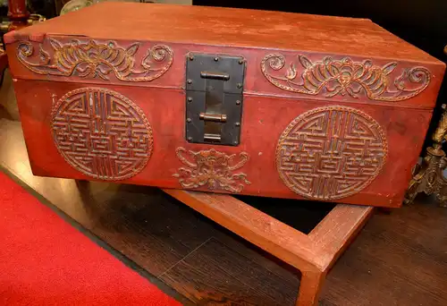 Chinesischer Koffer / Truhe,chinarot aus Pappe,Papier,Leder u. Holz,19.Jhdt